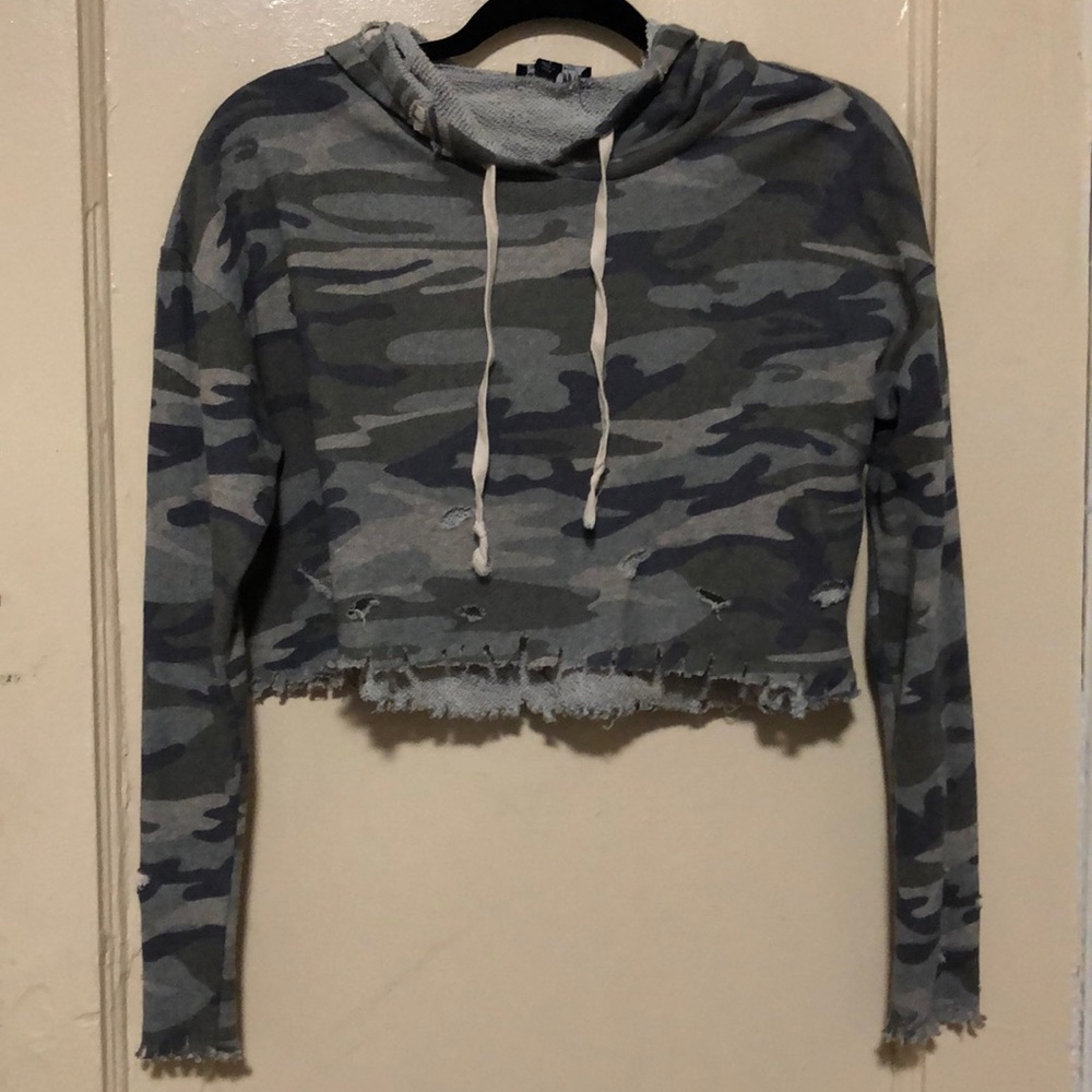 Camo hood cropped sweater